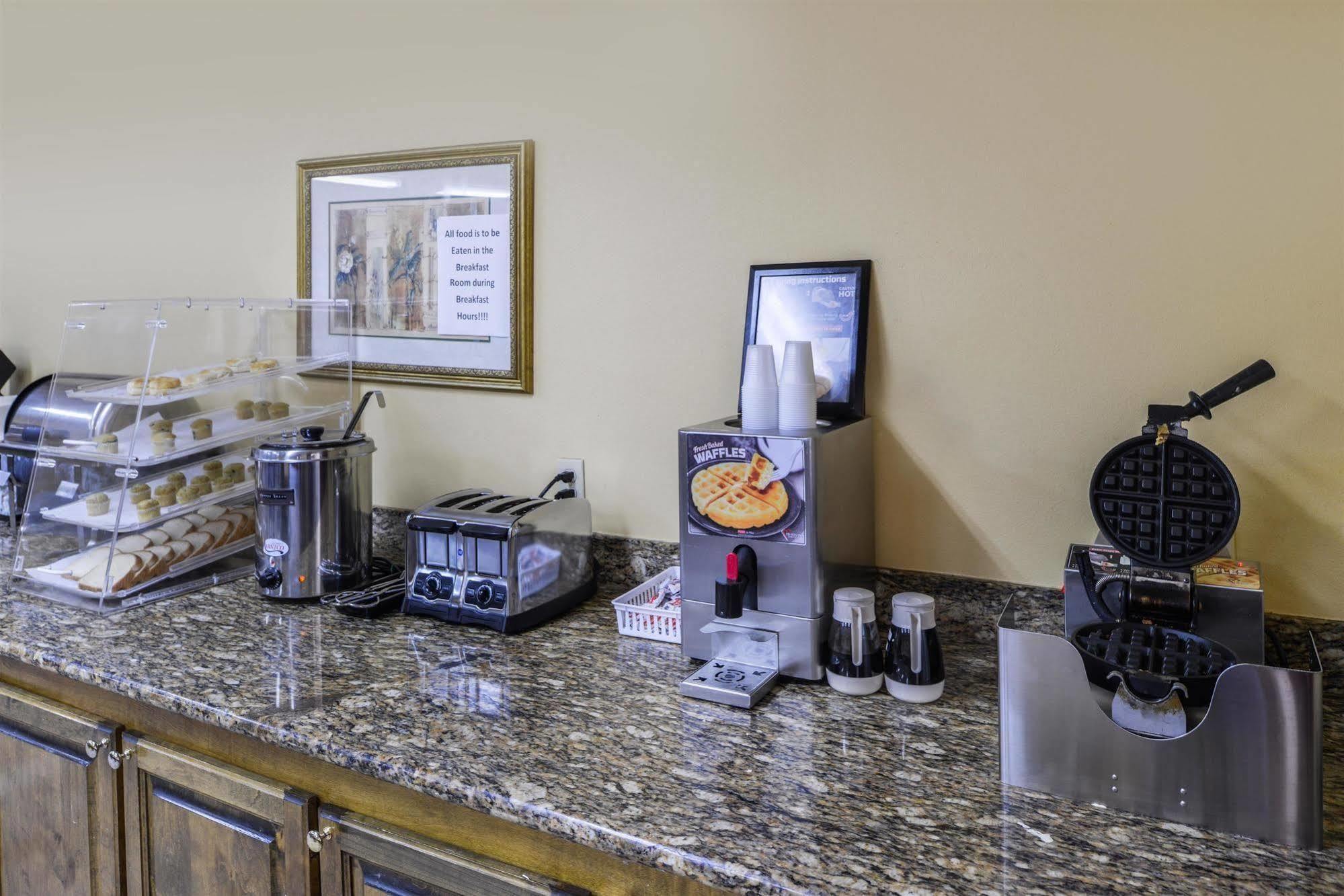 Americas Best Value Inn Wiggins Exterior photo