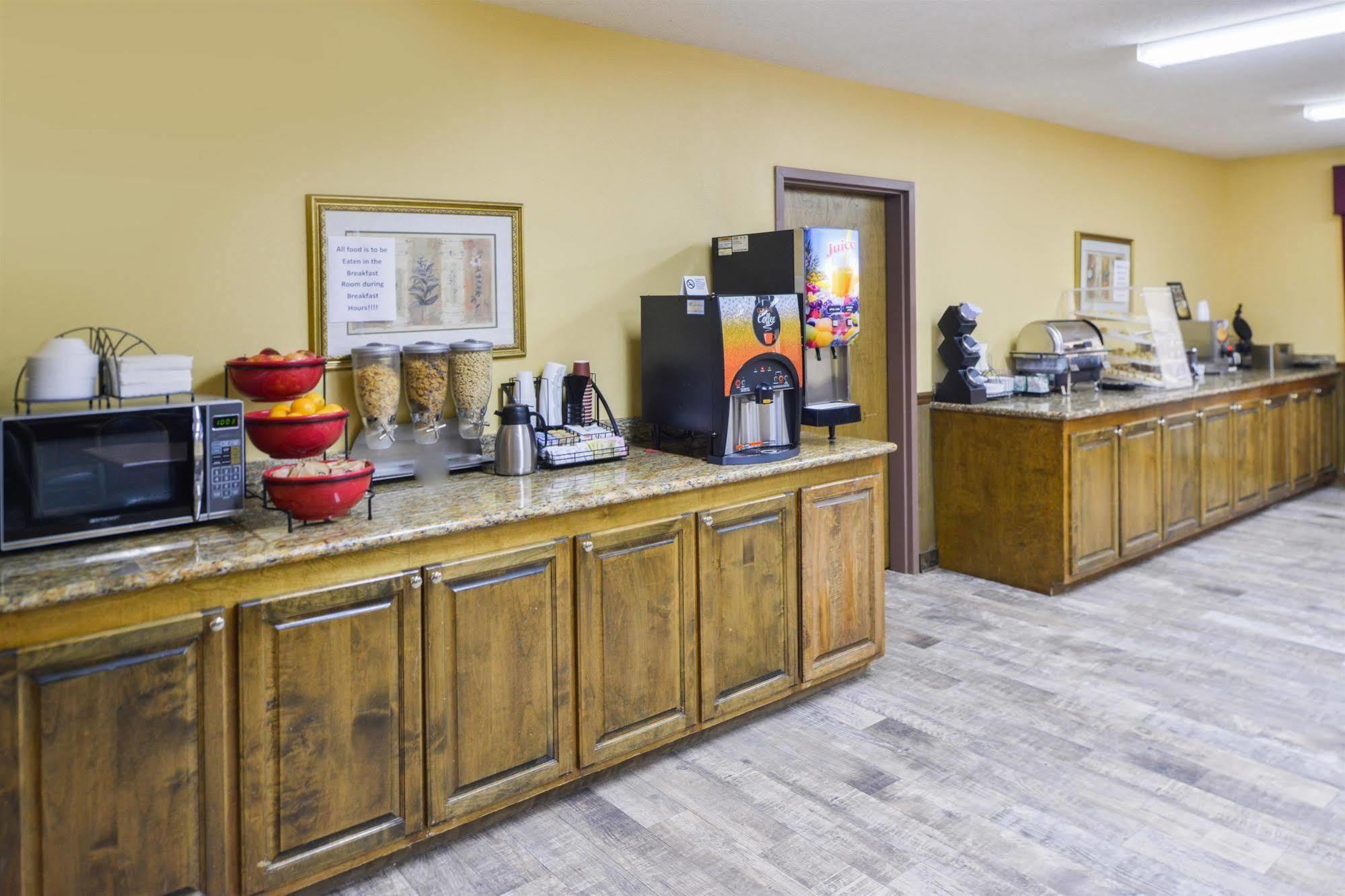 Americas Best Value Inn Wiggins Exterior photo