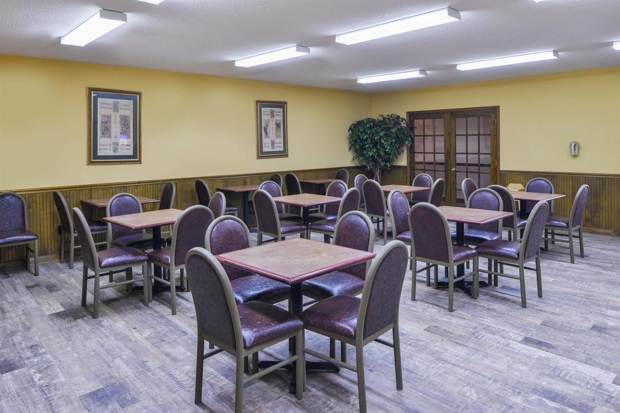Americas Best Value Inn Wiggins Exterior photo
